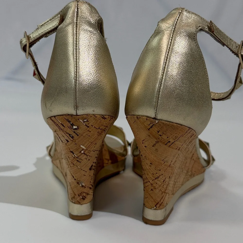 Lilly Pulitzer Sydney Wedge Heel Sandal Size 9.5. Gold Studded Metallic EUC